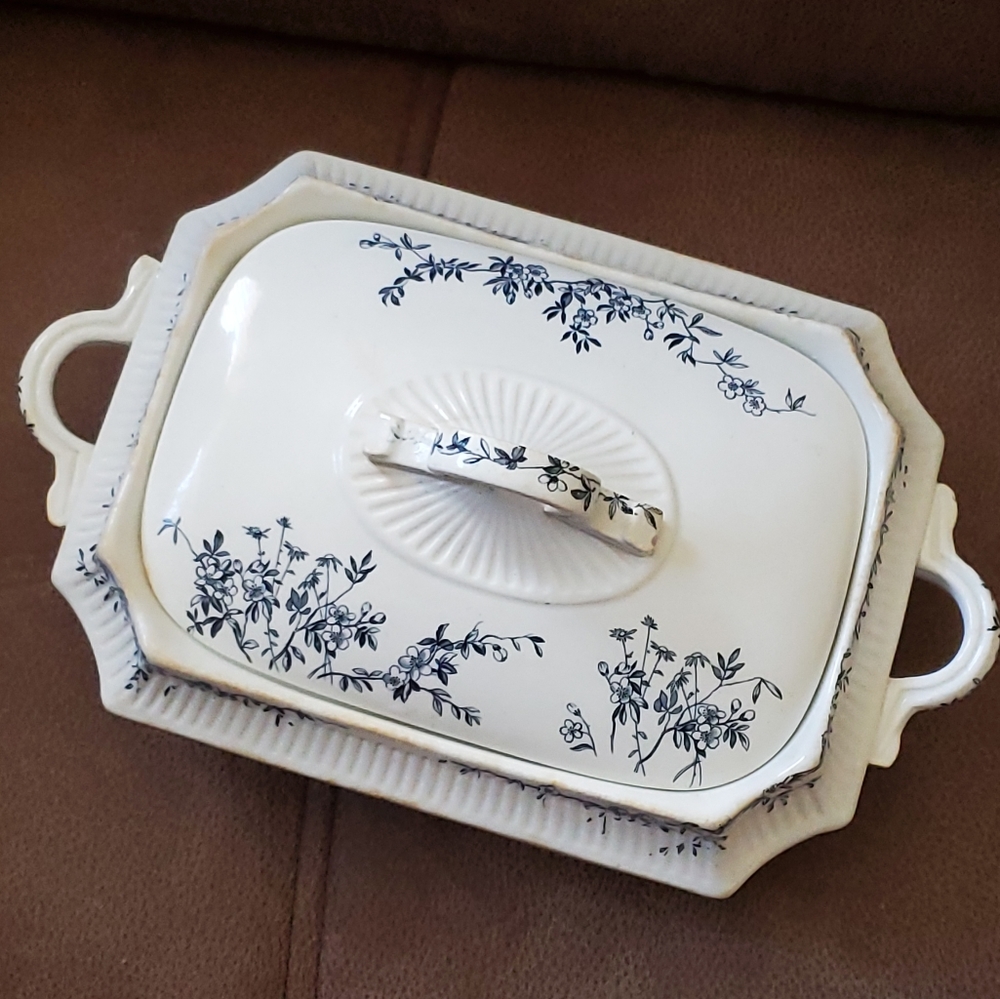 G. Jones and Son covered oval tureen Aberdeen blue from 1880